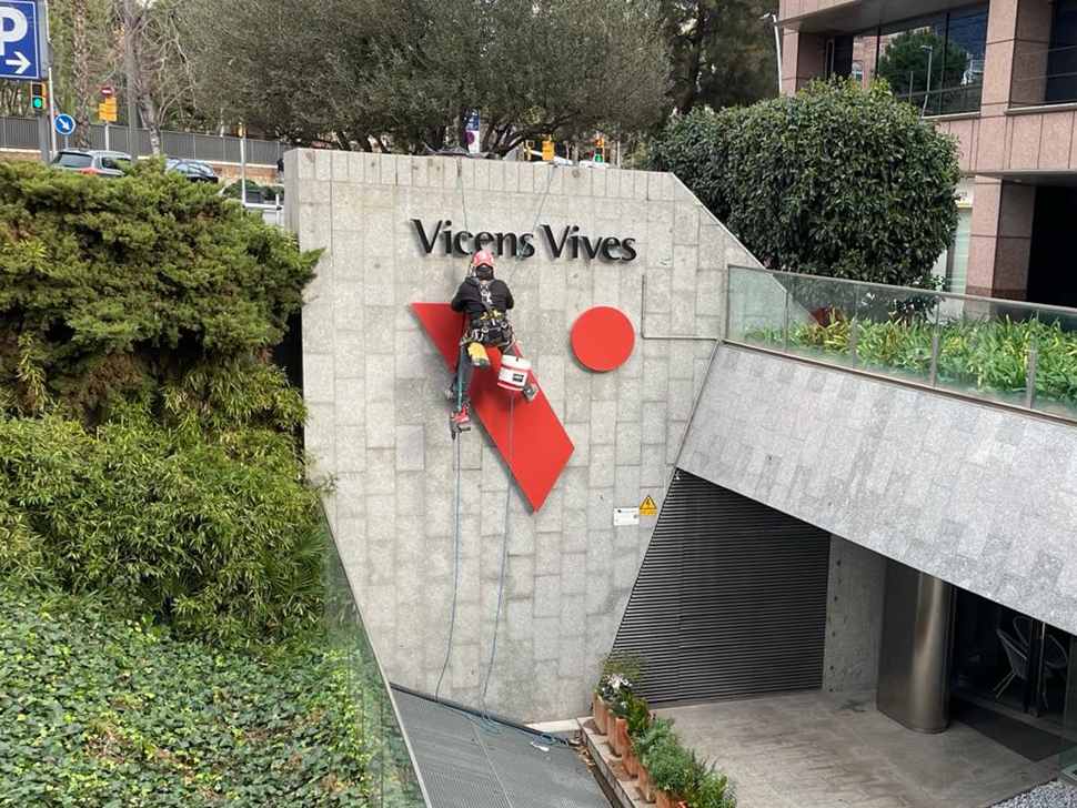 Colocación de rótulos luminosos y letreros publicitarios